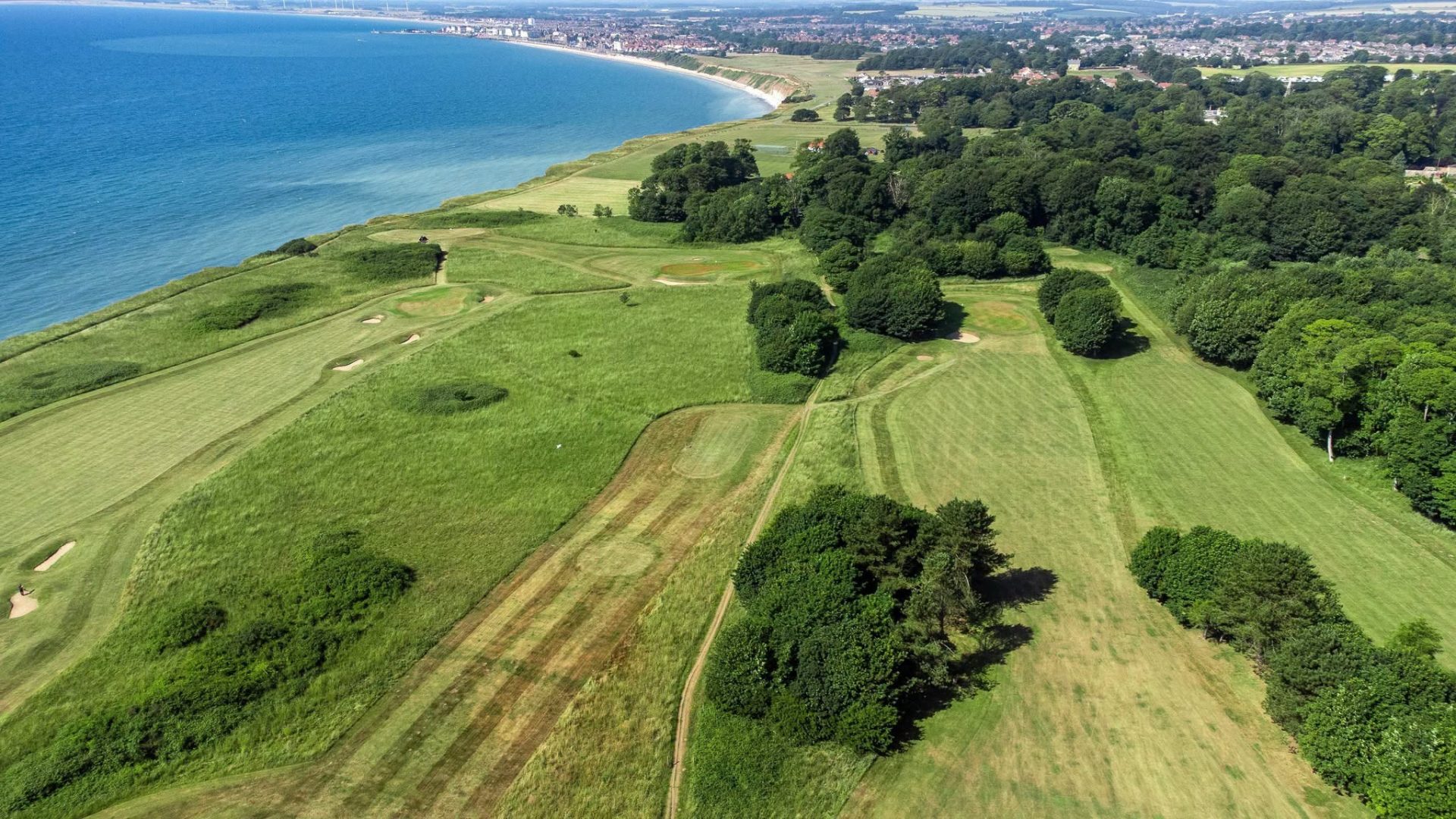 Fairway and green at Bridlington Links with the North Sea horizon beyond